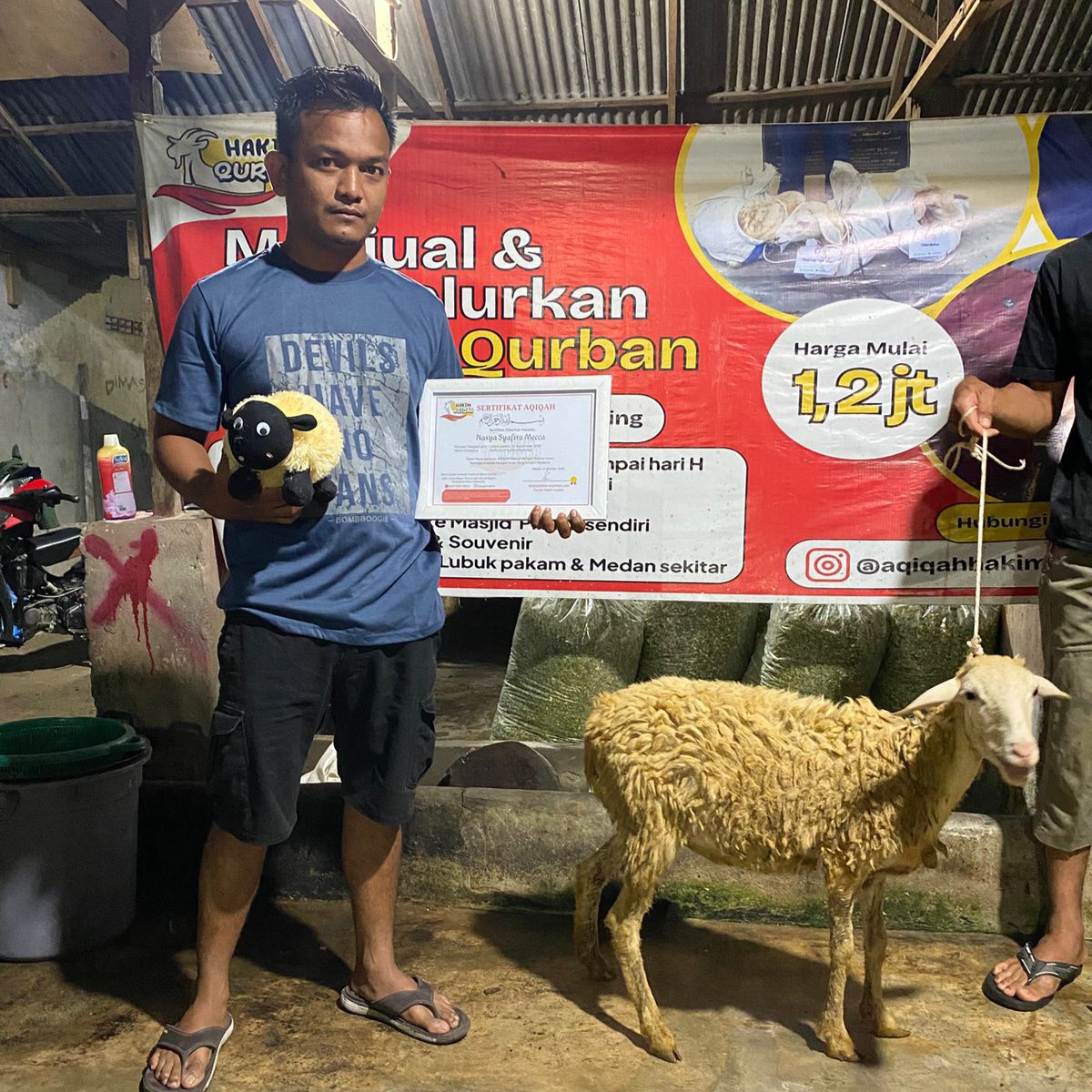 Pelanggan bisa datang langsung melihat proses penyembelihan